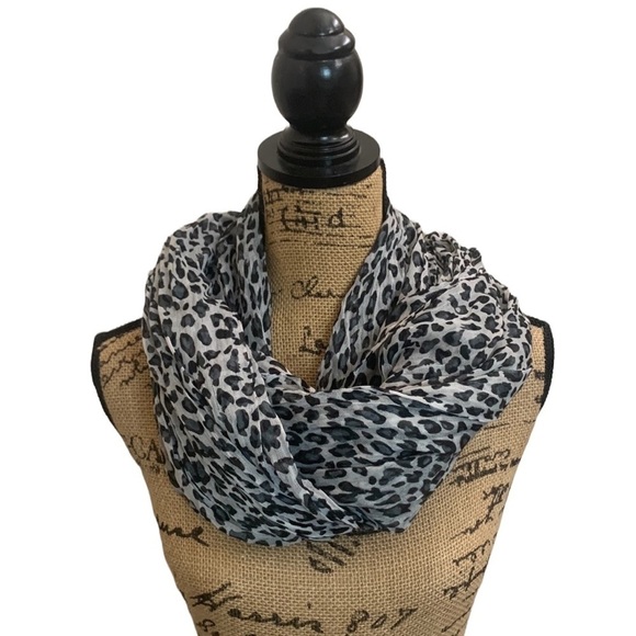 Animal Print‎ Gray and Black Scarf Wrap - Picture 2 of 5